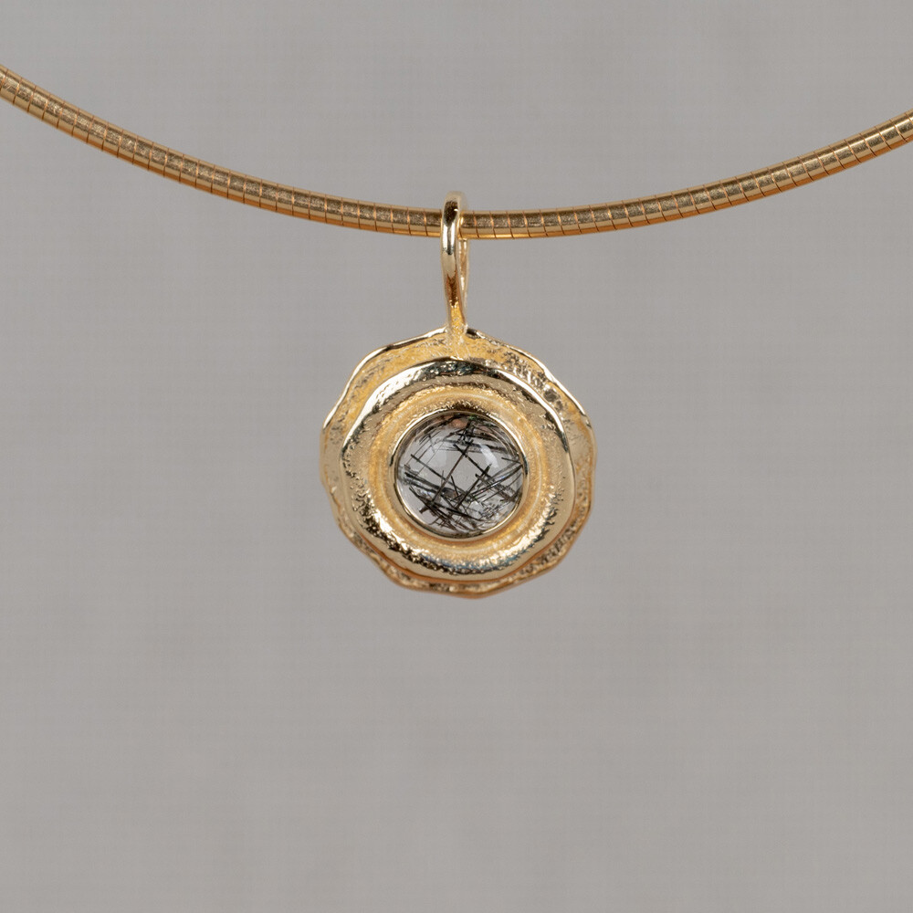 Hanger gemaakt van 14 karaat goud met daarin een edelsteen! Verkrijgbaar met Milky Aquamarijn, Black Rutiel, Gold Rutiel, Labradoriet en Regenboog Maansteen.