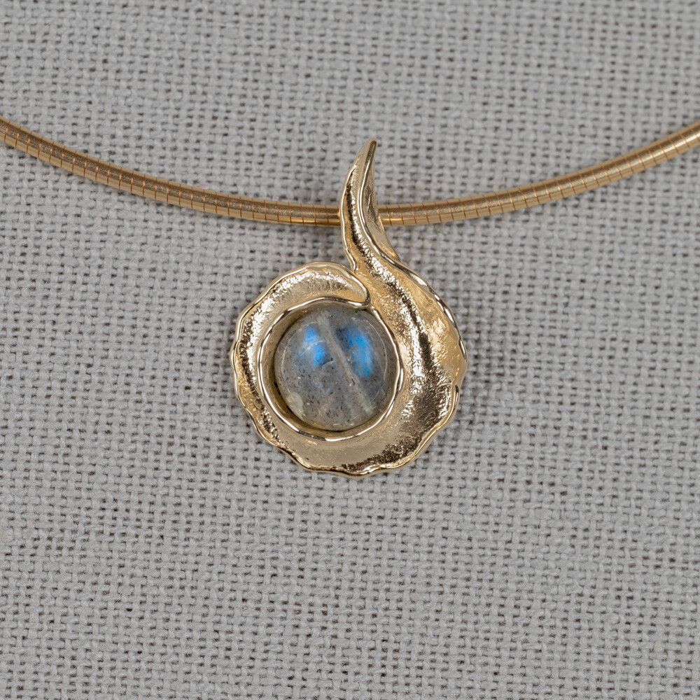Krulvormige hanger gemaakt van 14 karaat goud met daarin een edelsteen! Verkrijgbaar met Milky Aquamarijn, Black Rutiel, Gold Rutiel, Labradoriet en Regenboog Maansteen.