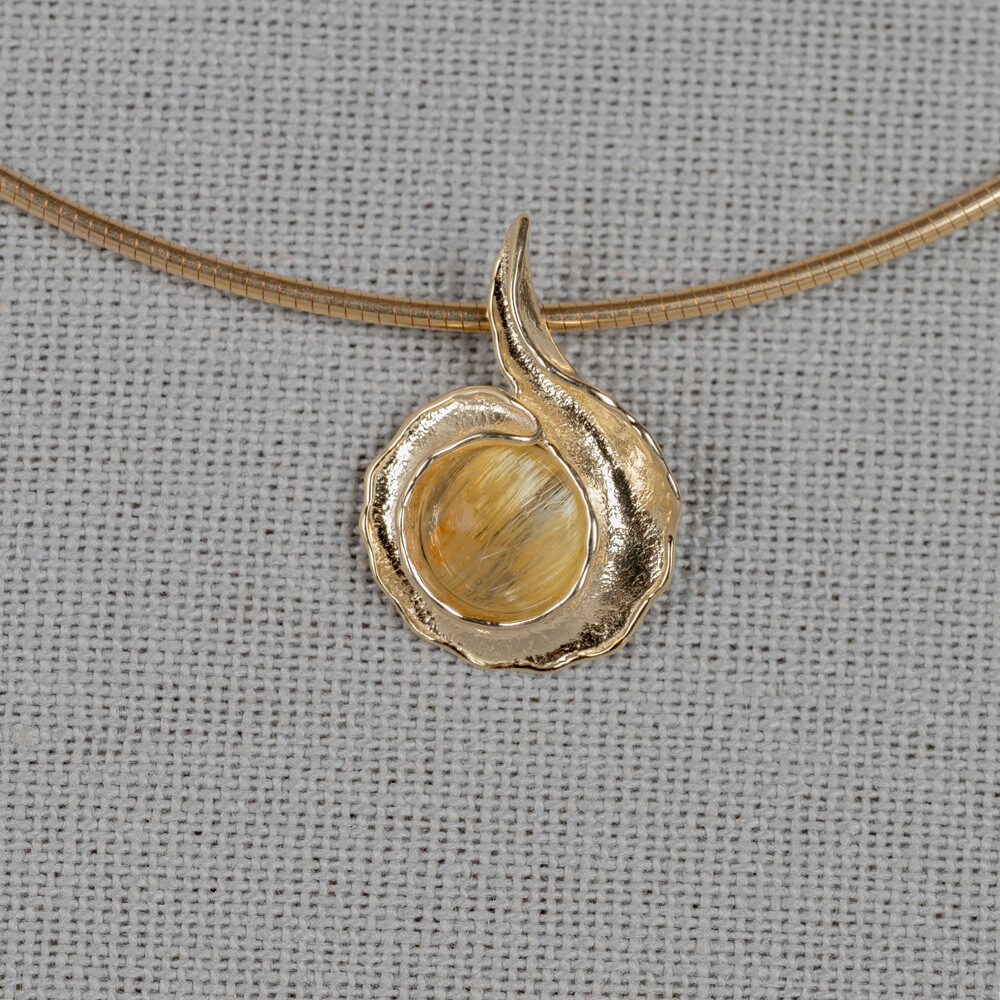 Krulvormige hanger gemaakt van 14 karaat goud met daarin een edelsteen! Verkrijgbaar met Milky Aquamarijn, Black Rutiel, Gold Rutiel, Labradoriet en Regenboog Maansteen.