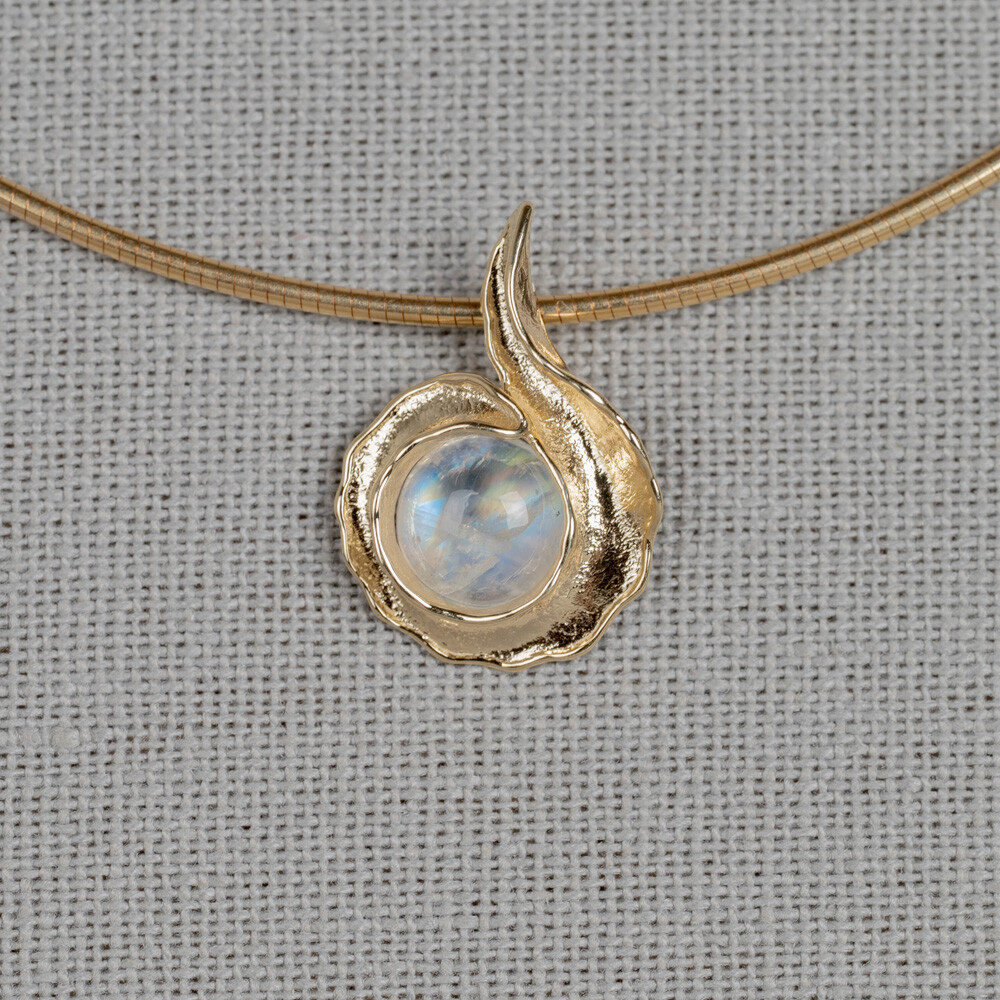 Krulvormige hanger gemaakt van 14 karaat goud met daarin een edelsteen! Verkrijgbaar met Milky Aquamarijn, Black Rutiel, Gold Rutiel, Labradoriet en Regenboog Maansteen.