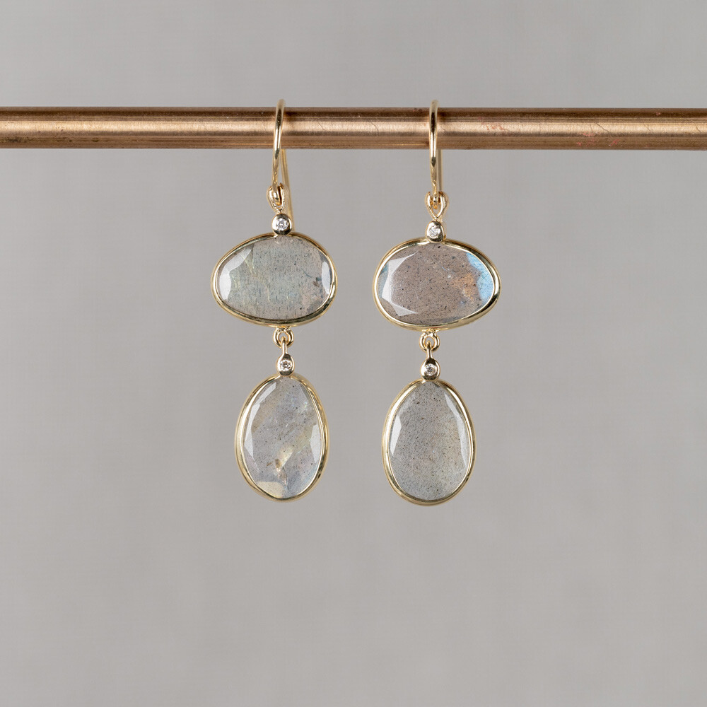Oorbellen uit de goudcollectie van Jeh Jewels gemaakt van 14 karaat goud. Deze oorbellen met een dubbele edelsteen zijn verkrijgbaar met Black Rutiel, Gold Rutiel en Labradoriet. *Prijswijzigingen voorbehouden in verband met goudkoers en gewicht!