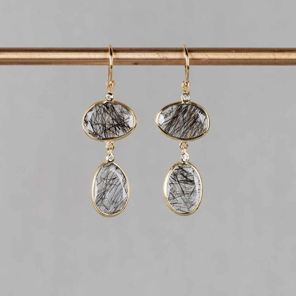 Oorbellen uit de goudcollectie van Jeh Jewels gemaakt van 14 karaat goud. Deze oorbellen met een dubbele edelsteen zijn verkrijgbaar met Black Rutiel, Gold Rutiel en Labradoriet. *Prijswijzigingen voorbehouden in verband met goudkoers en gewicht!