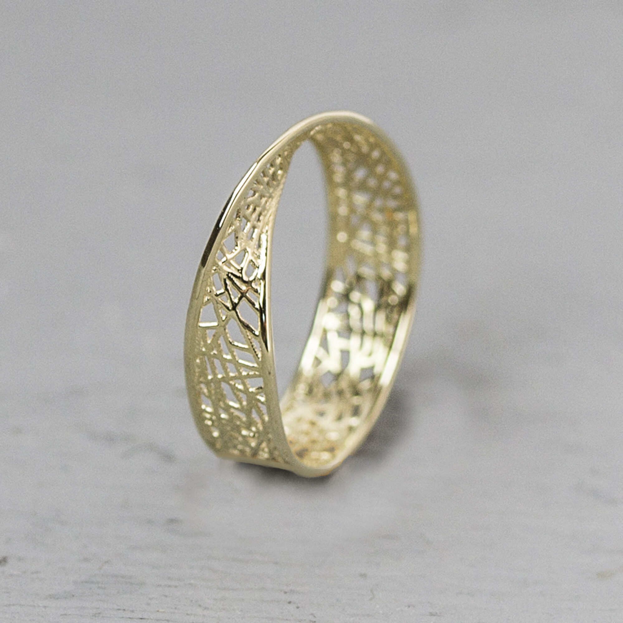 Ring gemaakt van 14 karaat goud met twist, neem contact met ons op over de verschillende maten, prijzen en mogelijkheden. *Prijswijzigingen voorbehouden in verband met goudkoers en gewicht! De gouden sieradenlijn van Jeh is gemaakt van 14 karaats goud. Dit karaatgehalte wordt in Nederland het meest gebruikt, vanwege de hardheid en de kleur. Puur goud is te zacht om draagbare sieraden van te maken, daarom worden er bij metalen gebruikt. Vaak wordt er zilver en koper gebruikt zodat je kunt blijven spreken van 'edele metalen'. Bij 14 karaat goud zijn er van de 1000 delen, 585 delen puur goud. De overige 415 delen bestaan dus uit de overige metalen.