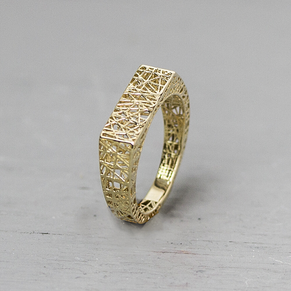 Ring gemaakt van 14 karaat goud rechthoekig, neem contact met ons op over de verschillende maten, prijzen en mogelijkheden. *Prijswijzigingen voorbehouden in verband met goudkoers en gewicht! De gouden sieradenlijn van Jeh is gemaakt van 14 karaats goud. Dit karaatgehalte wordt in Nederland het meest gebruikt, vanwege de hardheid en de kleur. Puur goud is te zacht om draagbare sieraden van te maken, daarom worden er bij metalen gebruikt. Vaak wordt er zilver en koper gebruikt zodat je kunt blijven spreken van 'edele metalen'. Bij 14 karaat goud zijn er van de 1000 delen, 585 delen puur goud. De overige 415 delen bestaan dus uit de overige metalen.