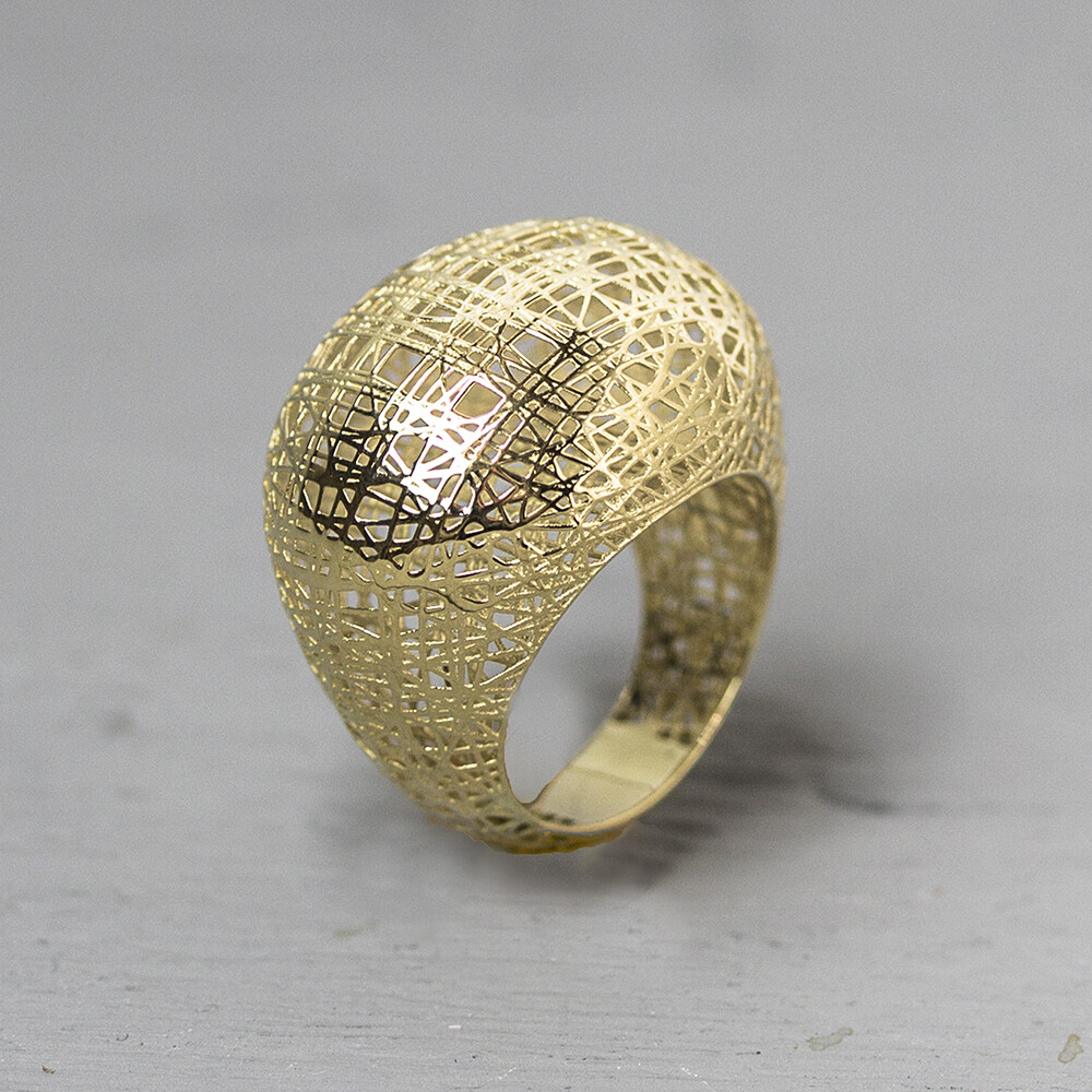 Ring 3D gemaakt van 14 karaat goud bol. Dit is een mooie grote bolle ring, gemaakt met behulp van een 3D printer! Neem contact met ons op over de verschillende maten, prijzen en mogelijkheden. *Prijswijzigingen voorbehouden in verband met goudkoers en gewicht De gouden sieradenlijn van Jeh is gemaakt van 14 karaats goud. Dit karaatgehalte wordt in Nederland het meest gebruikt, vanwege de hardheid en de kleur. Puur goud is te zacht om draagbare sieraden van te maken, daarom worden er bij metalen gebruikt. Vaak wordt er zilver en koper gebruikt zodat je kunt blijven spreken van 'edele metalen'. Bij 14 karaat goud zijn er van de 1000 delen, 585 delen puur goud. De overige 415 delen bestaan dus uit de overige metalen.