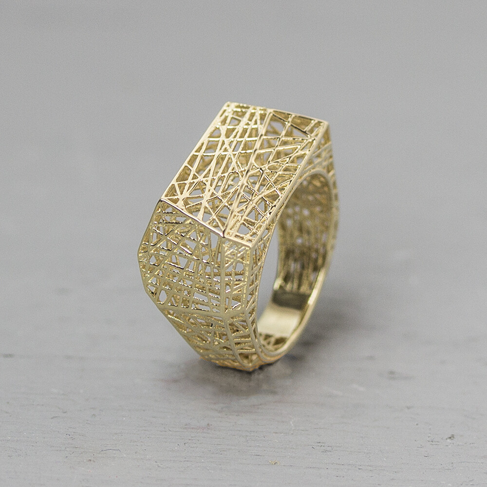 Ring gemaakt van 14 karaat goud, neem contact met ons op over de verschillende maten, prijzen en mogelijkheden. *Prijswijzigingen voorbehouden in verband met goudkoers en gewicht! De gouden sieradenlijn van Jeh is gemaakt van 14 karaats goud. Dit karaatgehalte wordt in Nederland het meest gebruikt, vanwege de hardheid en de kleur. Puur goud is te zacht om draagbare sieraden van te maken, daarom worden er bij metalen gebruikt. Vaak wordt er zilver en koper gebruikt zodat je kunt blijven spreken van 'edele metalen'. Bij 14 karaat goud zijn er van de 1000 delen, 585 delen puur goud. De overige 415 delen bestaan dus uit de overige metalen.