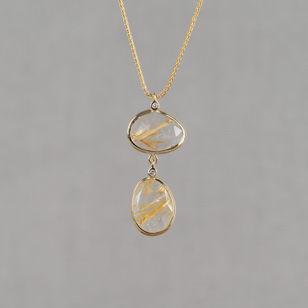 Collier uit de goudcollectie van Jeh Jewels, gemaakt van 14 karaat goud met daarin een hoogwaardige edelsteen. Verkijgbaar met Black Rutiel, Gold Rutiel en Labradoriet. Dit collier kan op 42 en 45 cm gedragen worden dankzij het extra oogje.
