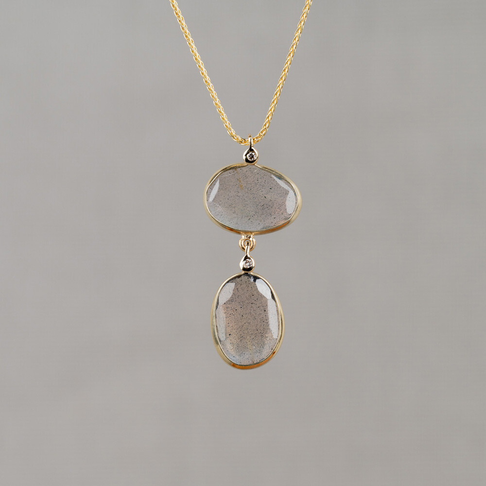 Collier uit de goudcollectie van Jeh Jewels, gemaakt van 14 karaat goud met daarin een hoogwaardige edelsteen. Verkijgbaar met Black Rutiel, Gold Rutiel en Labradoriet. Dit collier kan op 42 en 45 cm gedragen worden dankzij het extra oogje.
