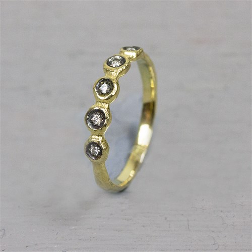 Deze prachtige ring is gemaakt van 14 karaat goud en heeft een schitterende 0,05 karaat H/SI diamant. De ring heeft een tijdloos design en is perfect voor dagelijks gebruik of speciale gelegenheden. Draag hem alleen voor een subtiele look of combineer hem met andere ringen voor een trendy uitstraling. Deze ring is een unieke toevoeging aan uw sieradencollectie.