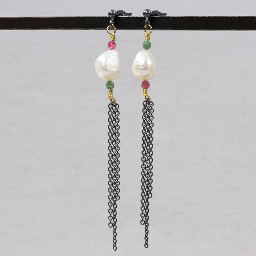 Oorbel gemaakt van 925 geoxideerd sterling zilver in combinatie met Parel en Toermalijn. Combineer deze oorstekers met het bijpassende collier en de armband.