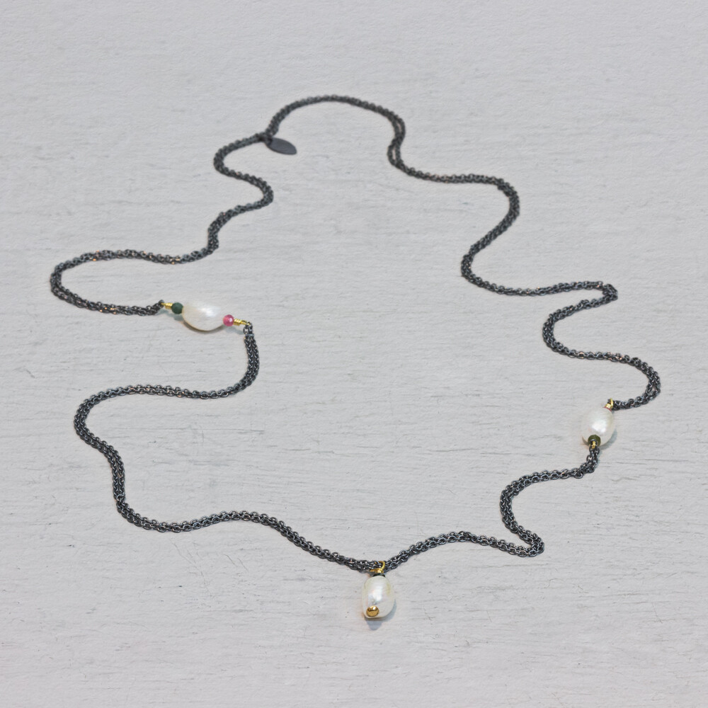 Collier gemaakt van 925 geoxideerd sterling zilver met daaraan Parels en Toermalijn. Combineer dit collier met de bijpassende oorsieraden en armband.