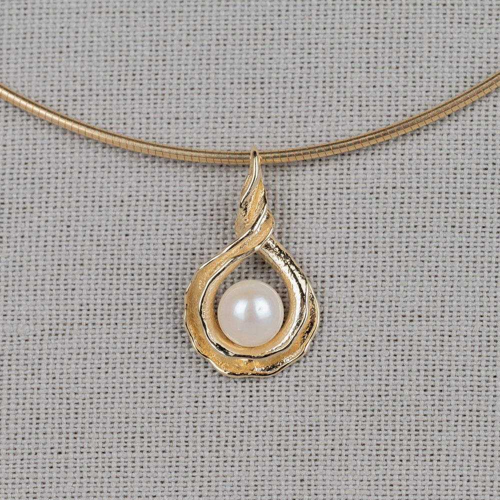 Hanger gemaakt van 14 karaat goud. Deze hanger heeft de vorm van een druppel, met in het midden een parel van 7,5 mm. Combineer hem met een fijn collier en andere gouden sieraden van Jeh Jewels. *Prijswijzigingen voorbehouden in verband met goudkoers en gewicht!