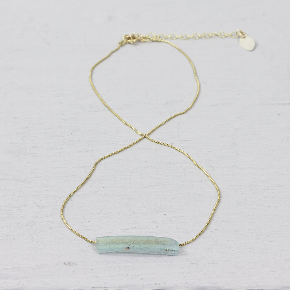 Collier zilver verguld met Romeins Glas. Een collier met een mooi verhaal. Het is qua uniekheid net een edelsteen, maar deze sieraden zijn gemaakt met Romeins Glas. De romeinen maakten dit 2000 jaar geleden al, met dezelfde reden als wij nu hebben voor glas! In de voorjaarscollectie is er nu een lijn sieraden in combinatie met dit glas. De unieke uitstraling en ambachtelijke look paste 32 jaar geleden als perfect in onze collectie. Bij Jeh Jewels zijn wij nog altijd gek op dit eeuwenoude glas en wij hopen jullie nu ook. Roman Glass by Jéh how timeless do you want it to be.