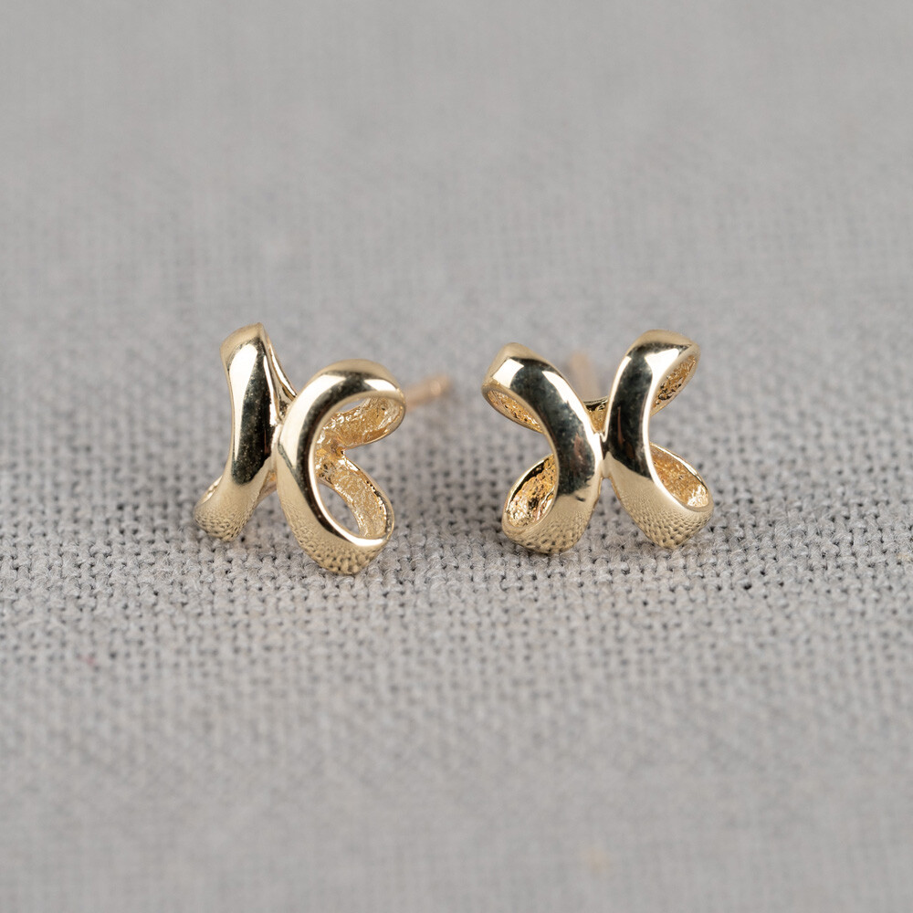 Oorbel in de vorm van een 'X' gemaakt van 14 karaat goud. Combineer deze oorknopjes met de andere gouden sieraden van Jeh Jewels!