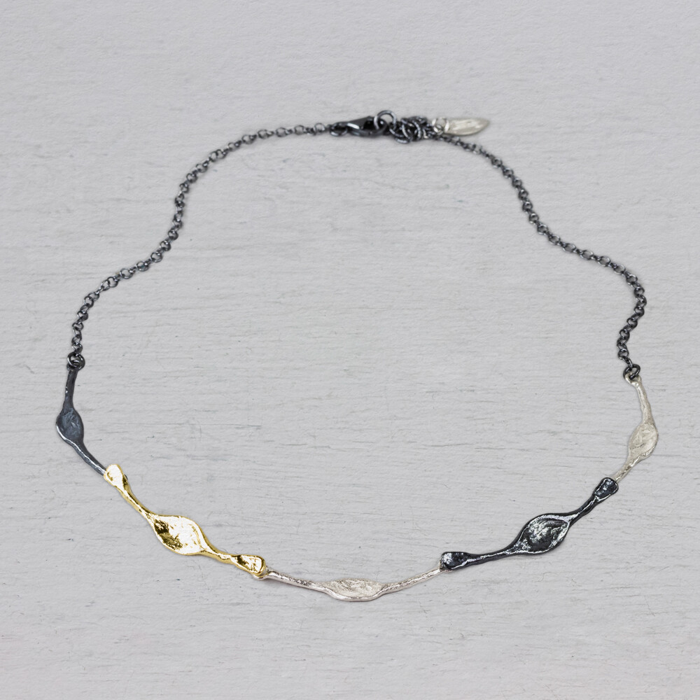 Collier met lepels gemaakt van de bekende kleuren van Jeh, namelijk 925 (geoxideerd) sterling zilver en zilver verguld. Combineer dit collier met oorsieraden, een armband en ring. Het collier is verstelbaar waardoor u het op verschillende lengtes kunt dragen.