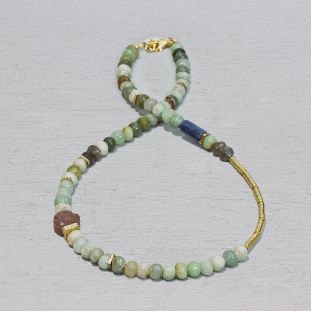 Dit collier van Jeh Jewels is één en al lente en bestaat uit meerdere edelstenen. De meest voorkomende edelsteen (groen) is Jade, verder zit er in dit collier roze Kwarts, Kyaniet en Labradoriet. Als finishing touch is er aan dit collier een rij Goldfilled buisjes toegevoegd. Ben jij ook zo gek op edelstenen, je leest er alles over op onderstaande pagina!