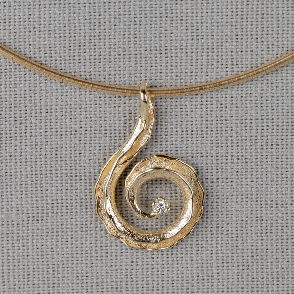 Hanger uit de goudcollectie van Jeh Jewels gemaakt van 14 karaat goud. Aan het einde van de slinger zit een diamant van 0,057 ct si1/HI.