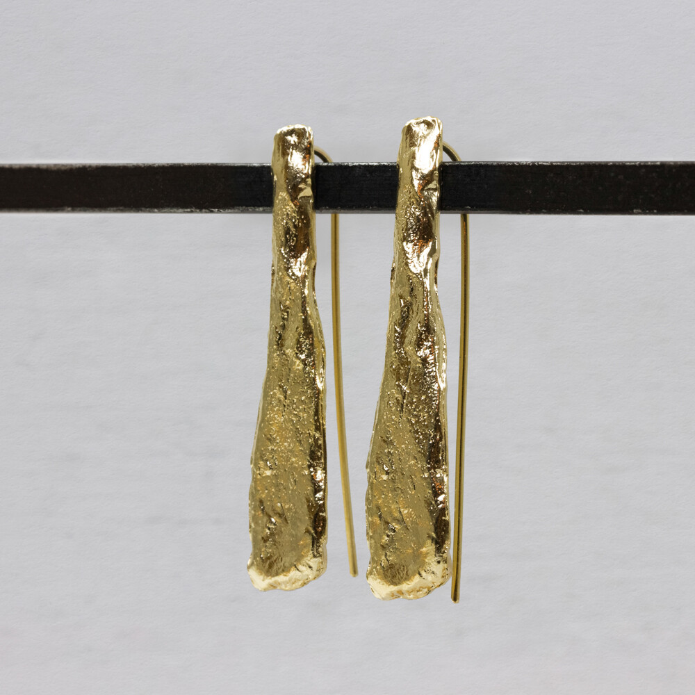 Oorhanger plat lang zilver verguld. Een prachtige oorhanger van Jeh Jewels voor elke gelegenheid! Combineer met een mooi collier en een armband voor een elegante look.