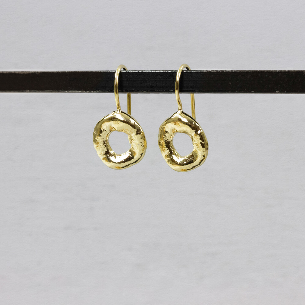 Oorhanger donut zilver verguld van Jeh Jewels heeft een leuke ronde vorm wat lijkt op een donut. Combineer deze oorhanger met het bijpassende collier.