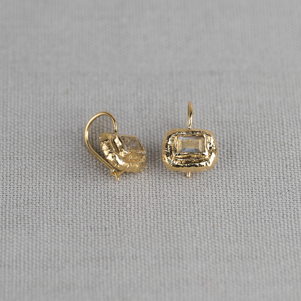 Vierkante sieraden zijn altijd een beetje spannend, maar hoe leuk zijn deze met Labradoreit uit de nieuwe collectie van Jeh Jewels. Gemaakt van zilver verguld en dus Labradoriet.