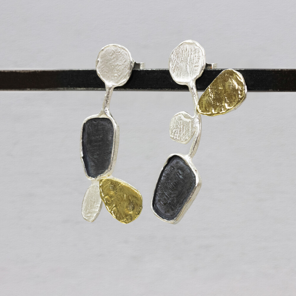 Deze oorbellen zijn gemaakt van 925 (geoxideerd) sterling zilver in combinatie met verguld zilver. Combineer deze oorbellen met een mooi collier, armband en ring voor een complete look!