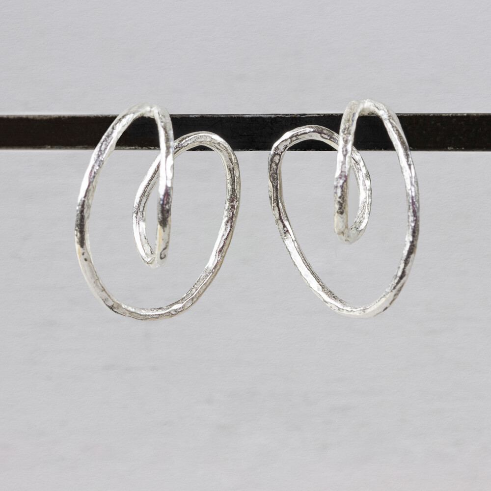 Oorsteker handtekening van Jeh Jewels is gemaakt van 925 sterling zilver. De krullen in deze oorbel doen ons denken aan een handtekening. Combineer met een prachtig collier, armband en ring voor een complete look!