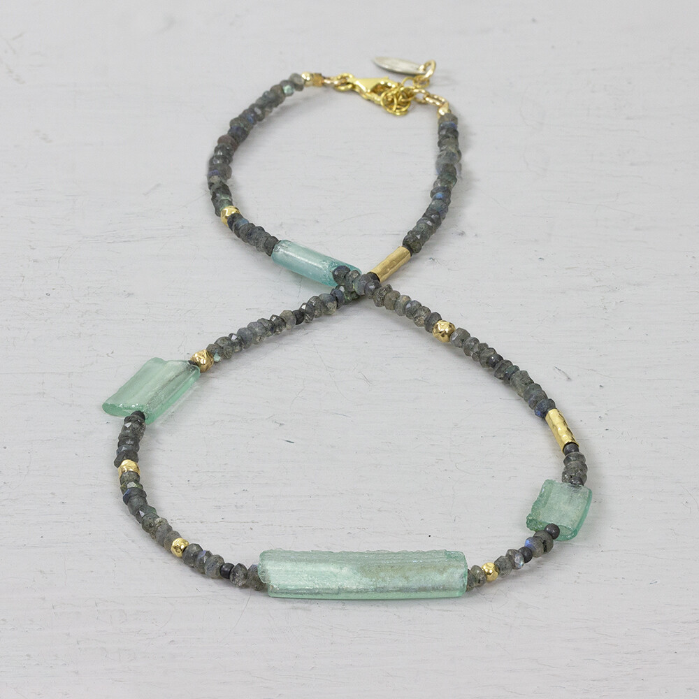 Collier Goldfilled gemaakt met Romeins Glas en Labradoriet. Een prachtig collier met een mooi verhaal. Het is qua uniekheid net een edelsteen maar deze sieraden zijn gemaakt met Romeins Glas. De romeinen maakten dit 2000 jaar geleden al met dezelfde reden als wij nu hebben voor glas! In de voorjaarscollectie is er nu een lijn sieraden in combinatie met dit glas. Bij Jeh Jewels zijn wij nog altijd gek op dit eeuwenoude glas en wij hopen jullie nu ook.