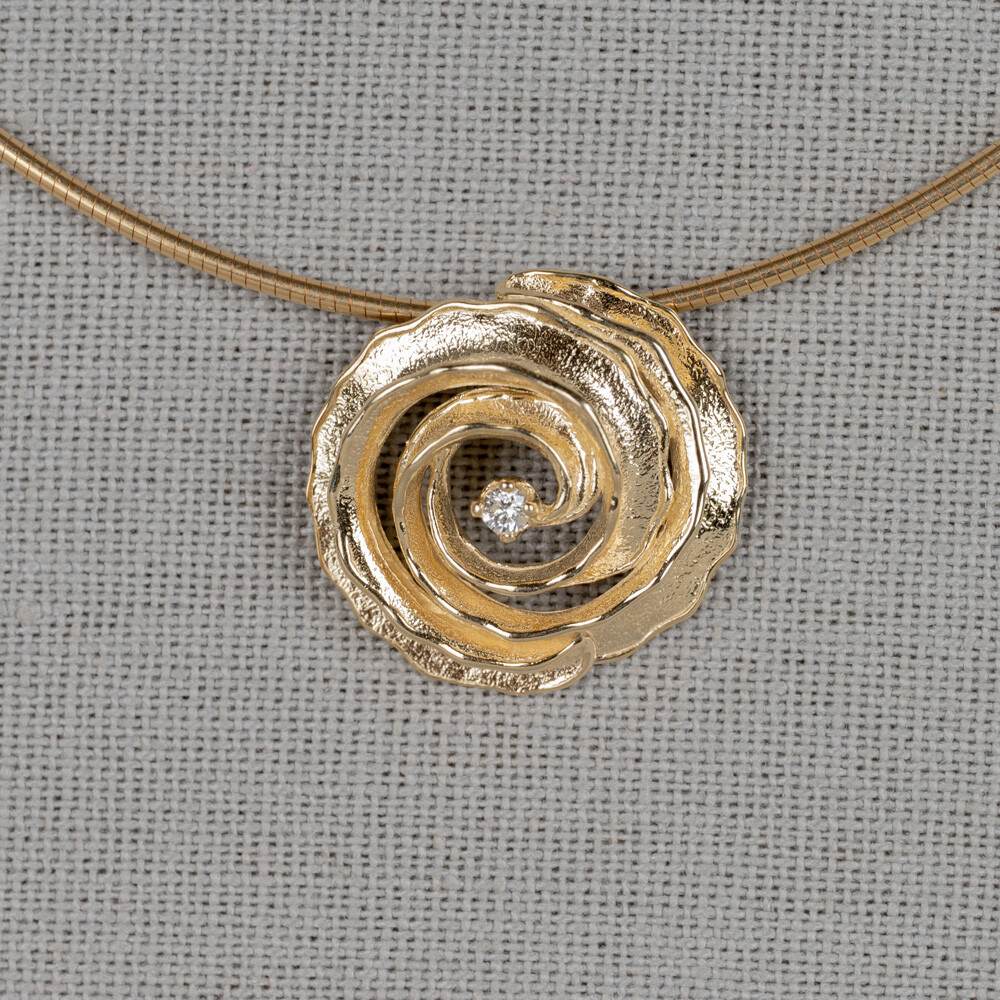 Hanger gemaakt van 14 karaat goud in combinatie met diamant. Combineer deze hanger met een mooi collier.