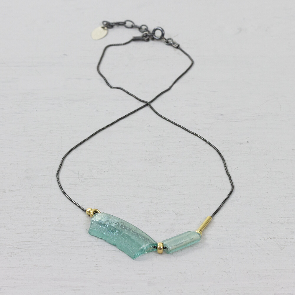 Collier gemaakt van 925 geoxideerd sterling zilver in combinatie met Goldfilled en Romeins glas. Dit collier heeft een mooi verhaal. Het is qua uniekheid net een edelsteen, maar deze sieraden zijn gemaakt met Romeins Glas. De romeinen maakten dit 2000 jaar geleden al, met dezelfde reden als wij nu hebben voor glas! De unieke uitstraling en ambachtelijke look paste 32 jaar geleden als perfect in onze collectie. Bij Jeh Jewels zijn wij nog altijd gek op dit eeuwenoude glas en wij hopen jullie nu ook. Roman Glass by Jéh how timeless do you want it to be. De kleur van het Romeinse glas kan iets afwijken van de foto, dit komt doordat alle stukjes uniek zijn.