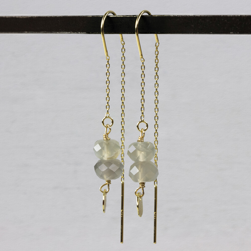 Doortrek oorbel van Jéh Jewels met grijze Maansteen. Deze populaire oorbellen zijn er nu ook met een mooie Maansteen. De oorbel is elegant en kan perfect gecombineerd worden met een collier, ring en armband.