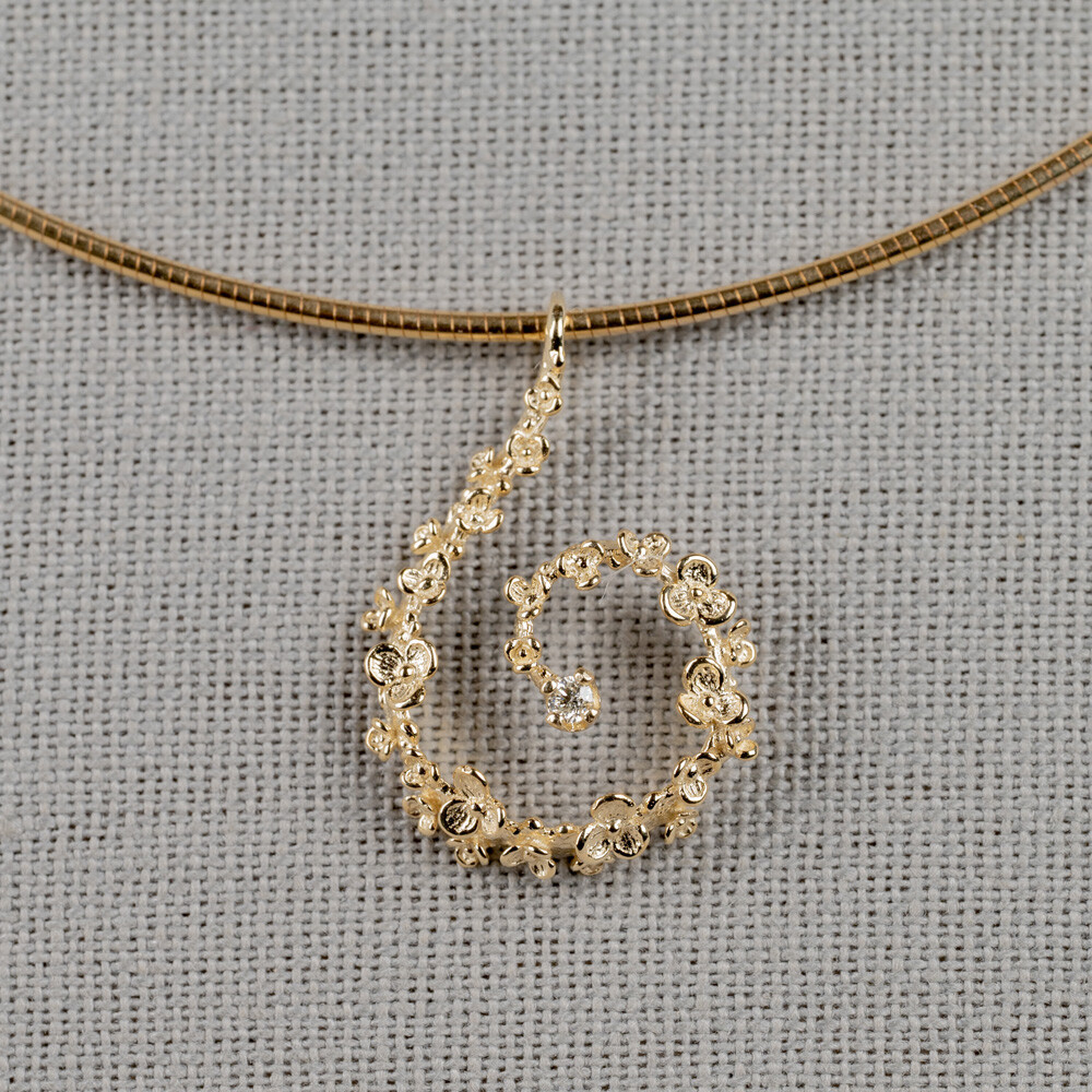 Hanger gemaakt van 14 karaat goud in combinatie met diamant. Deze hanger uit de Blossom-lijn van Jeh Jewels kun je perfect dragen met de andere gouden sieraden uit deze lijn!