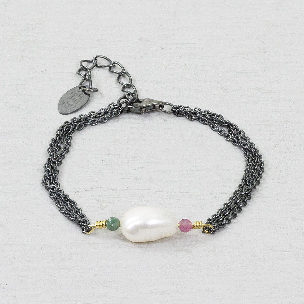 Armband 925 geoxideerd sterling zilver in combinatie met Parel en Toermalijn. Combineer met de bijpassende oorsieraden en het collier voor een complete look! De armband is verstelbaar en kan hierdoor op een andere lengte gedragen worden.