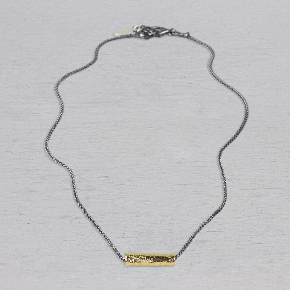 Collier gemaakt van 925 (geoxideerd) sterling zilver. Aan dit collier zit een buisje, gemaakt van zilver verguld. Combineer hem met een paar prachtige oorsieraden, een ring en armband. Het collier is verstelbaar waardoor je hem ook op een andere lengte kunt dragen.