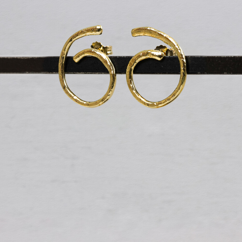 Een @, een 6, een G, een krul of een spiraal, je kunt in deze oorbellen van alles zien! Éen ding is zeker, ze zijn super creatief, gemaakt van verguld zilver en passend bij iedere outfit.