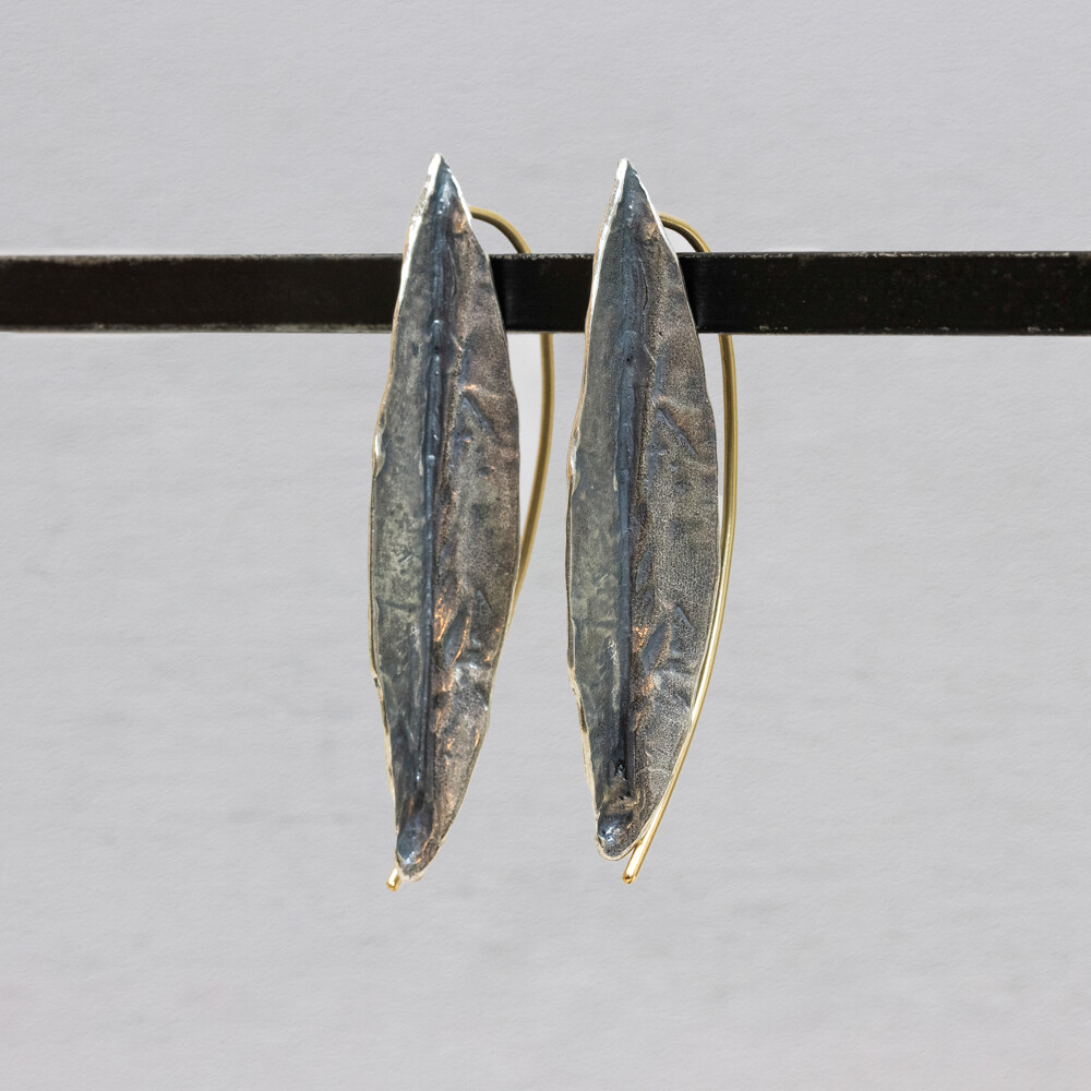 Oorhanger in de vorm van een blad zijn gemaakt van Goldfilled in combinatie met 925 sterling oxy shiny zilver, oxy shiny is zilver wat geoxideerd is en daana weer gepoleisd. Combineer met de bijpassende armband en het collier voor een complete set!