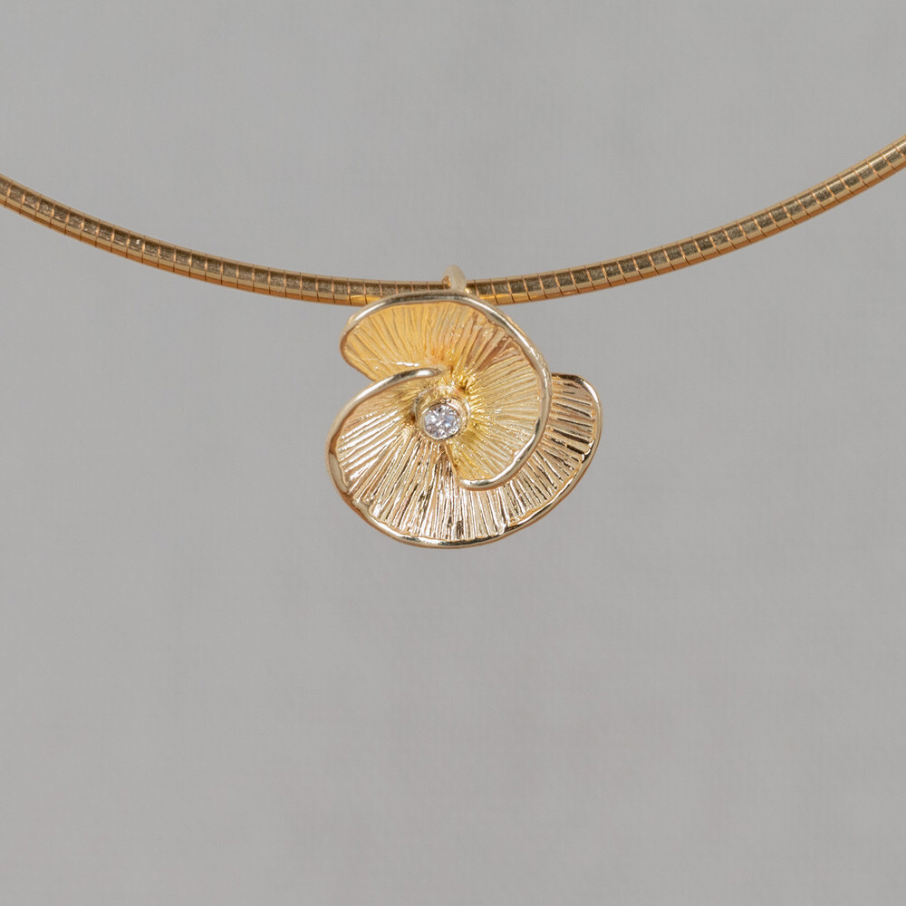Hanger uit de goudcollectie van Jeh Jewels gemaakt van 14 karaat en een diamant van 0029 ct si1/HI. Bij deze hanger die ons doet denken aan een klaproos zijn bijpassende oorbellen en ringen. *Prijswijzigingen voorbehouden in verband met goudkoers en gewicht!