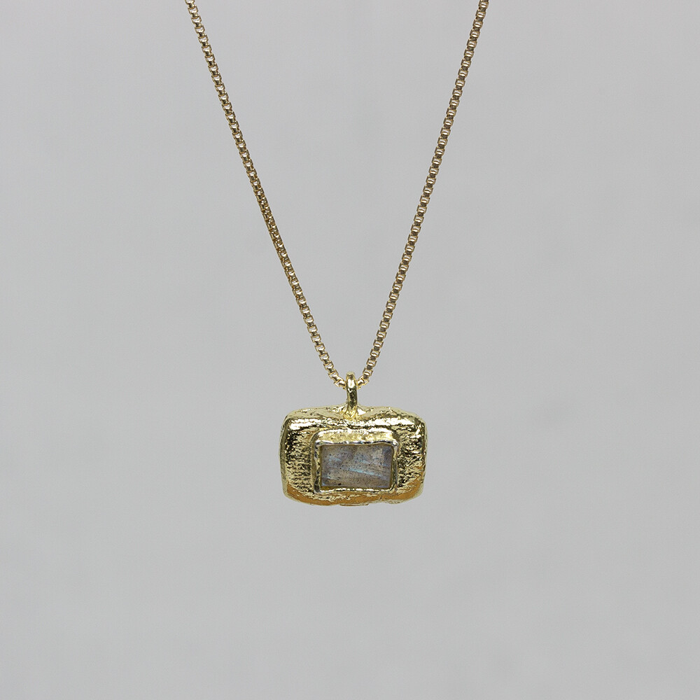 Collier met hanger gemaakt van zilver veguld. In de hanger zit een facet van Labradoriet. Een prachtige edelsteen met een spirituele werking. Het collier is verstelbaar waardoor je hem ook op een andere lengte kunt dragen.