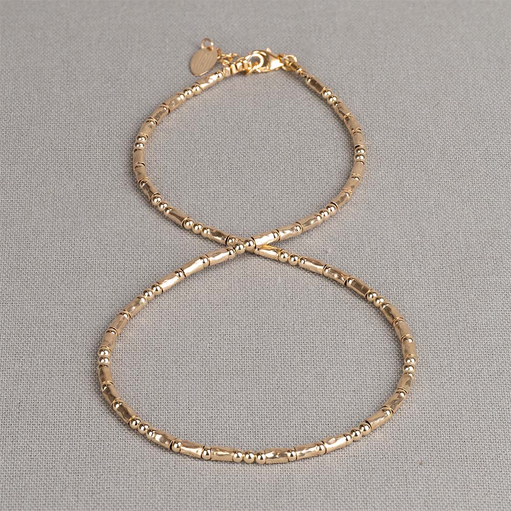 Collier met buisjes en balletjes gemaakt van Goldfilled. Combineer dit collier met de bijpassende armband en ga voor een complete look.