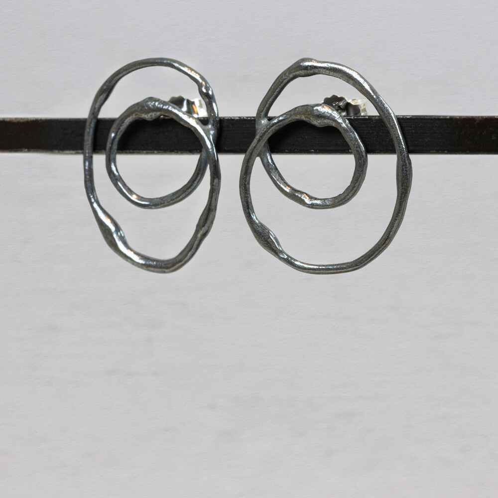 Oorsteker kunstig gemaakt van 925 geoxideerd sterling zilver. Deze oorbellen hebben een artistieke vorm en kunnen perfect gecombineerd worden met een collier, ring en armband!