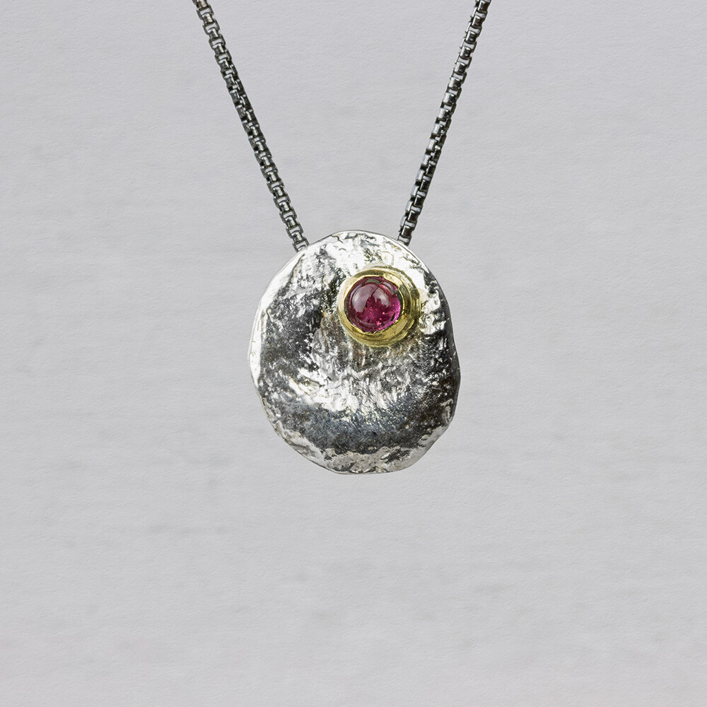 Collier met een 925 sterling zilveren steen met een 9 karaat torentje in combinatie met de edelsteen roze Toermalijn. Combineer dit prachtige collier met oorsieraden, een ring en armband voor een complete look! Hij is verstelbaar waardoor je hem ook op een andere lengte kunt dragen.