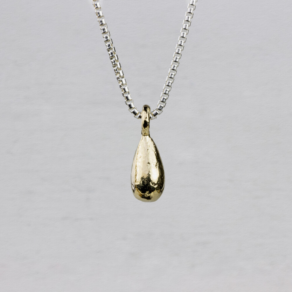 Collier gemaakt van 925 sterling zilver met daaraan een 9 karaat klosje. Draag dit collier van Jeh Jewels gecombineerd met mooie oorhangers, armbanden of een ring.