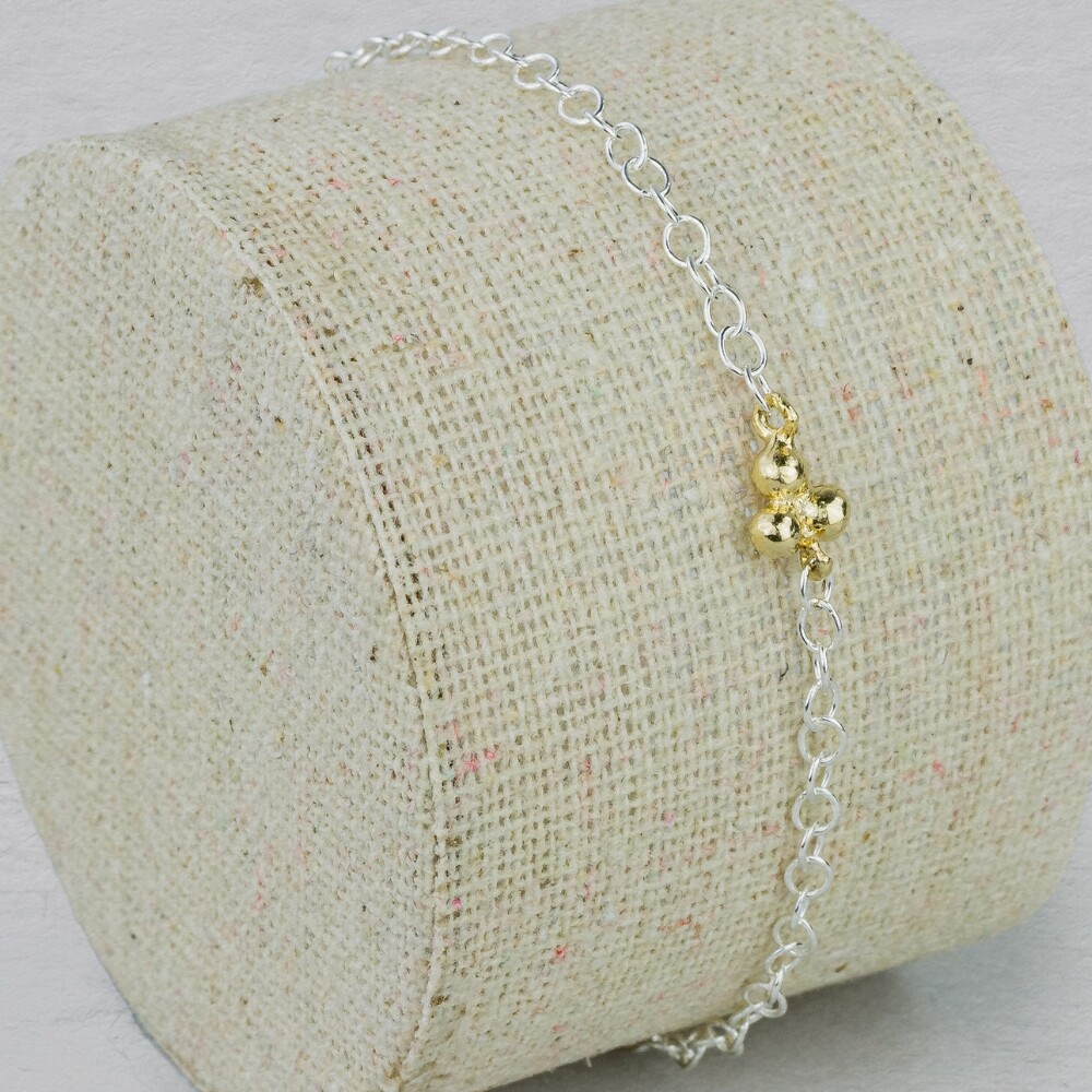Armband gemaakt van 925 sterling zilver met daaraan een trosje van 9 karaat. Combineer met het bijpassende collier. De armband is verstelbaar waardoor je hem ook op een andere lengte kunt dragen.
