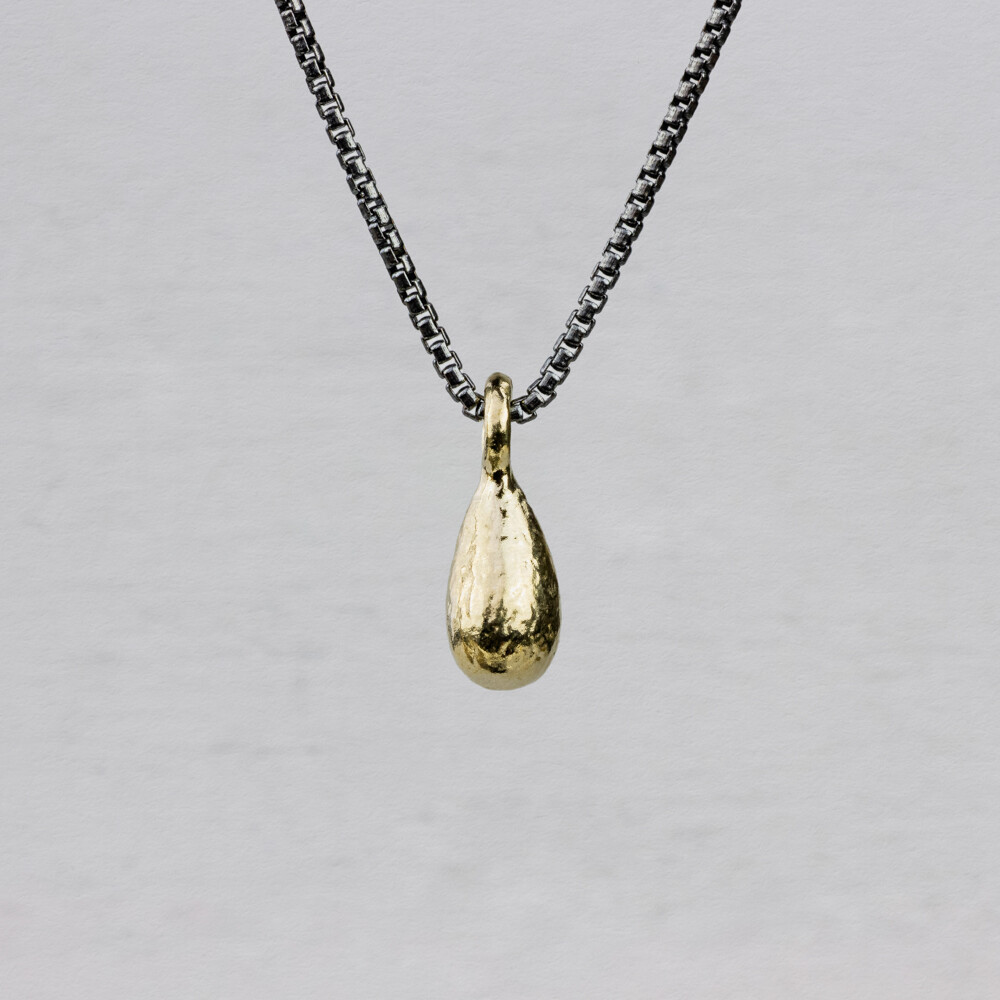Collier gemaakt van geoxideerd 925 sterling zilver met daaraan een 9 karaat klosje. Draag dit collier van Jeh Jewels gecombineerd met mooie oorhangers, armbanden of een ring.