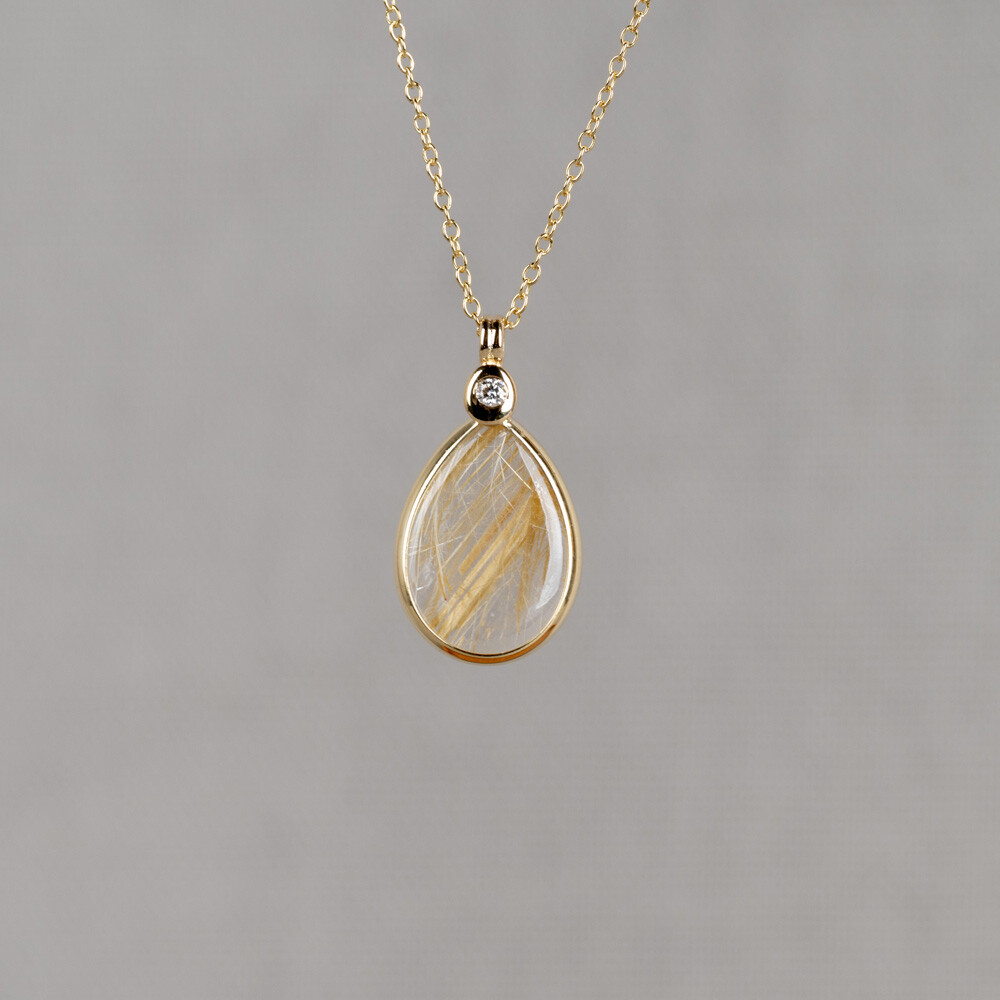 Collier gemaakt van 14 karaat in combinatie met Gold Rutiel (cabochon) en Diamant. Dit collier kan gedragen worden op 42 en 45 cm dankzij het extra oogje. Combineer met de andere gouden sieraden uit de Rocky-lijn.