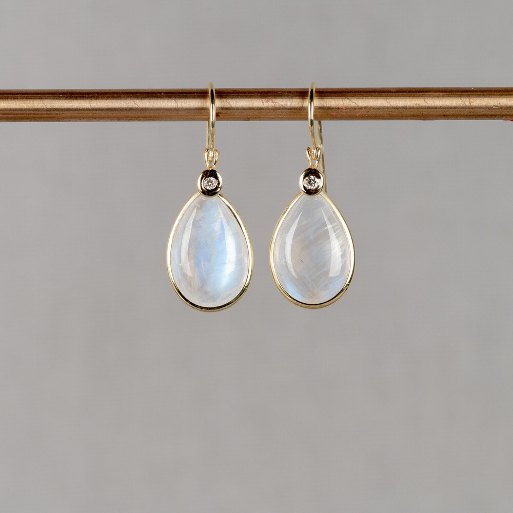Oorbel gemaakt van 14 karaat goud met diamant en Regenboog Maansteen. Combineer met de andere sieraden uit de Rocky-lijn.