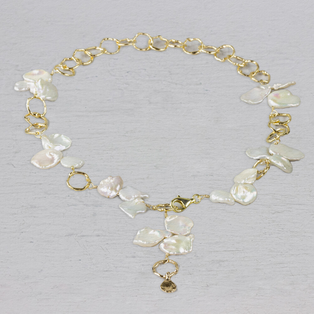 Collier Queen gemaakt van zilver verguld met parels. Het collier valt mooi rond de hals. Combineer dit prachtige collier met een paar oorsieraden of een ring