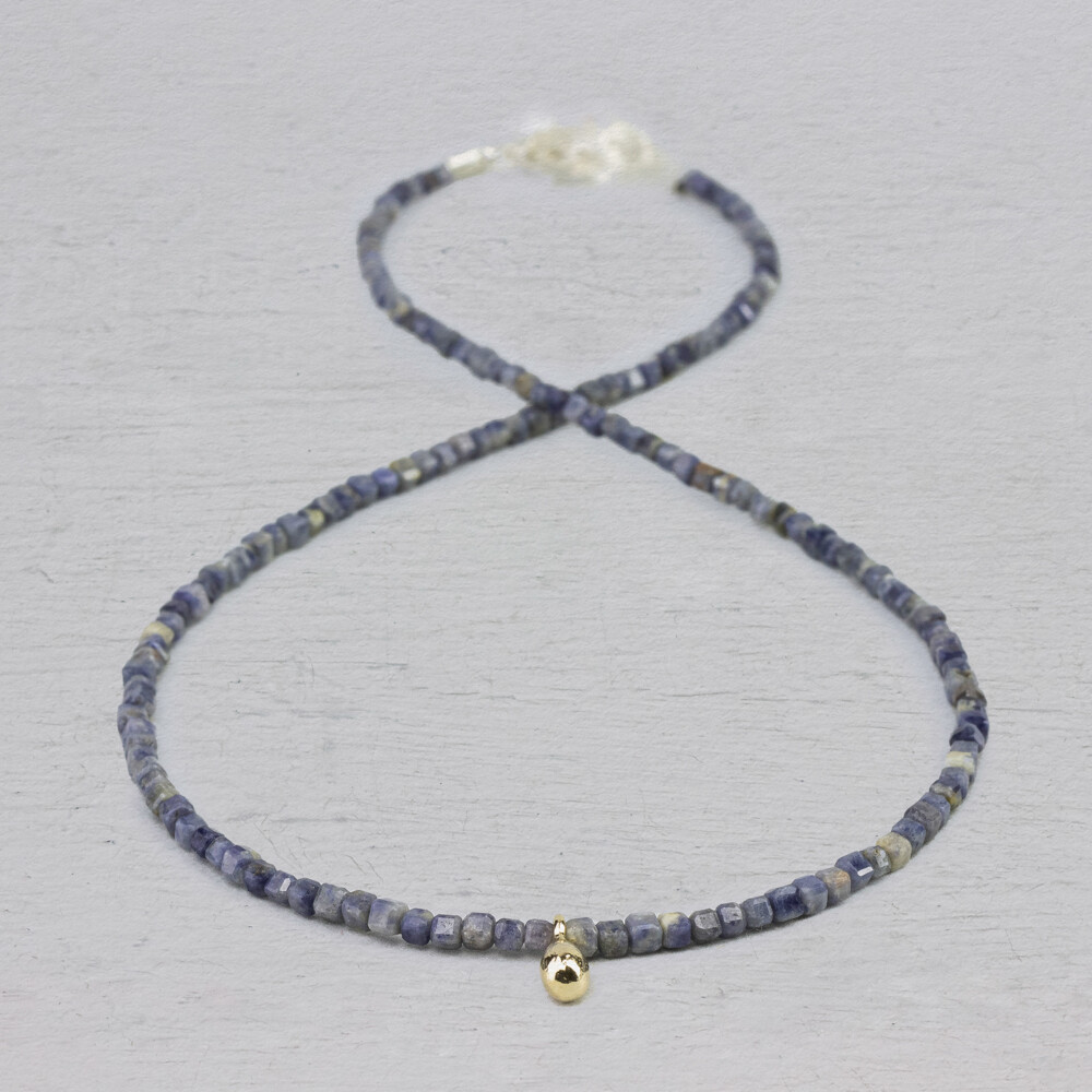 Collier uit de collectie van Jeh Jewels, gemaakt van 925 sterling zilver in combinatie met Saffier. Dit is een prachtige edelsteen met een donkerblauwe kleur. Aan dit collier zit een hanger, gemaakt van 9 karaat. Hij is verstelbaar waardoor je hem ook op een andere lengte kunt dragen.