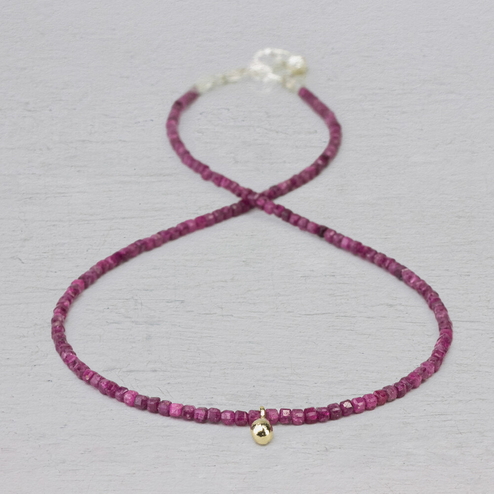 Collier uit de collectie van Jeh Jewels, gemaakt van 925 sterling zilver in combinatie met Robijn. Dit is een prachtige edelsteen met een rode kleur. Aan dit collier zit een hanger, gemaakt van 9 karaat. Hij is verstelbaar waardoor je hem ook op een andere lengte kunt dragen.