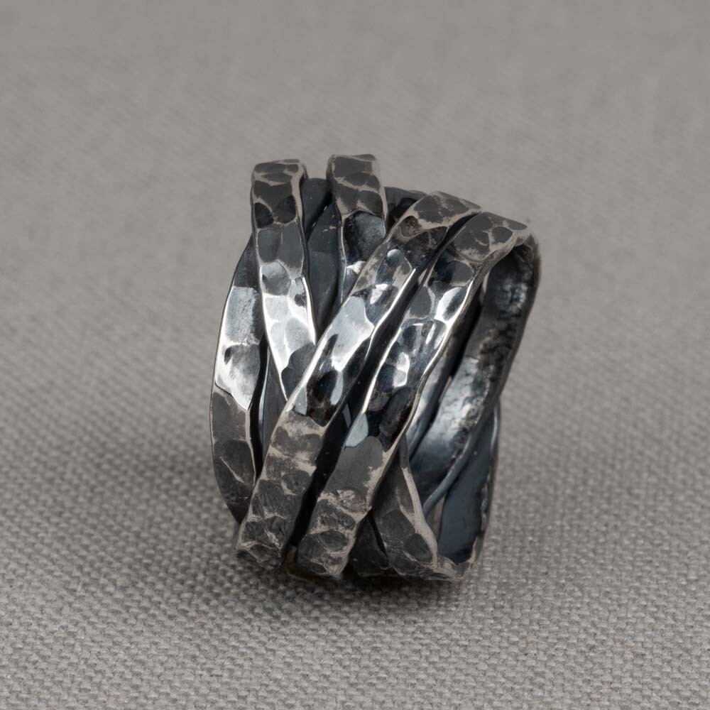 Ring gewikkeld van Jéh Jewels is gemaakt van 925 (geoxideerd) sterling zilver. Het speciale aan deze ring is dat hij met de hand gedraaid is. Het model is altijd hetzelfde, maar tegelijkertijd ook heel uniek!
