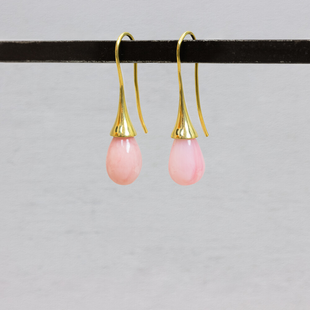 Oorhangers gemaakt van zilver verguld, verkrijgbaar in verschillende stenen en met bijpassende hanger of collier! Ga jij voor Aquamarijn, Grijze Maansteen en Roze Opaal?